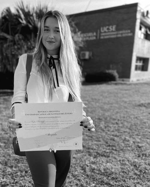 Sofía Selvaggi con su diploma de abogada frente a la UCSE